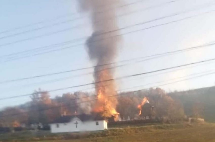  Incendiu devastator la o biserică! Mai multe echipaje de pompieri au intervenit pentru stingerea lui