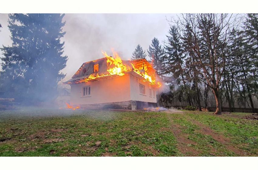  Pompierii ieseni au intervenit pentru stingerea unui incendiu la cantonul silvic Perju din comuna Dobrovat