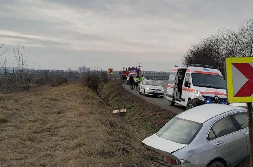  Accident la Bălțați! Doua persoane au ajuns la spital după ce un șofer de 69 de ani s-a răsturnat cu mașina în șanț