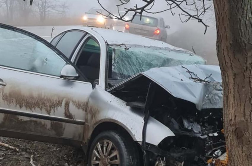  Un sofer de 22 de ani a ajuns la spital dupa ce masina pe care o conducea s-a izbit de un copac