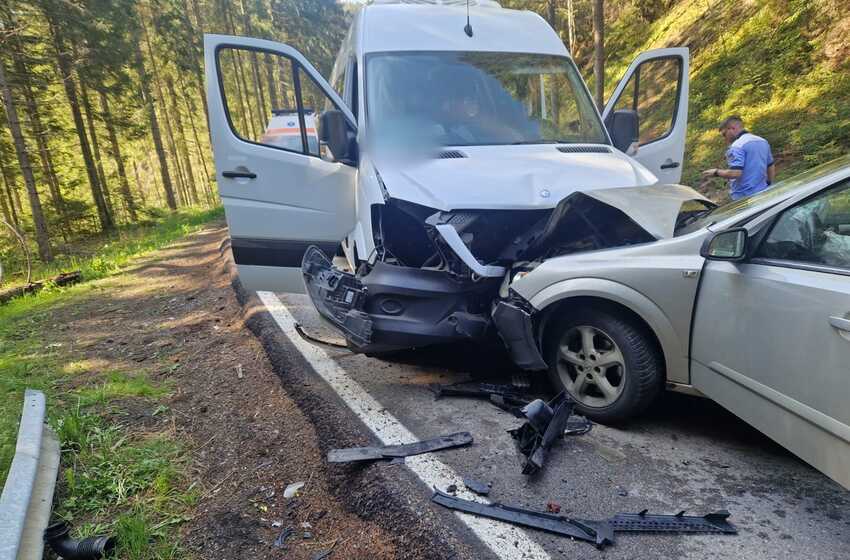 Un microbuz in care se aflau 12 copii a fost implicat in aceasta dimineata intr-un accident rutier produs pe raza localitatii Sadova