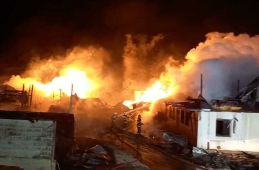  Un incendiu a distrus în totalitate un gater din localitatea Leghin din județul Neamț