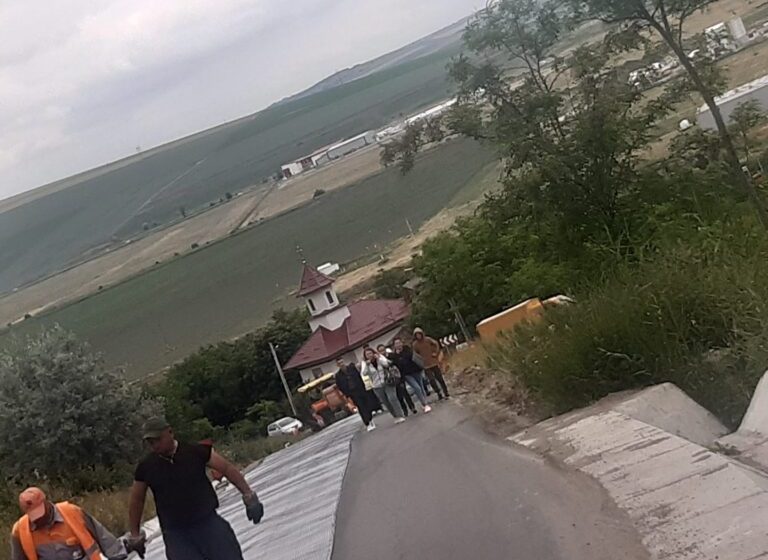  Accident rutier în județul Iași! Un autobuz plin de călători a intrat in coliziune cu unul dintre utilajele care reparau drumul