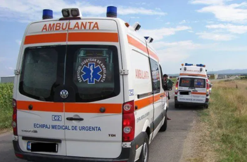  O persoana si-a pierdut viata si una a fost ranita dupa ce tractorul in care se aflau s-a rasturnat in albia unui rau