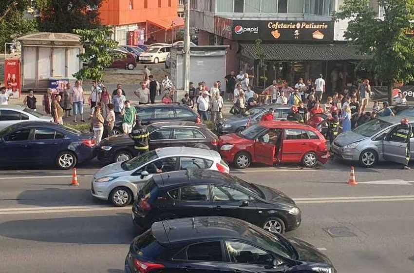  Accident pe Soseaua Pacurari in care au fost implicate 4 autoturisme