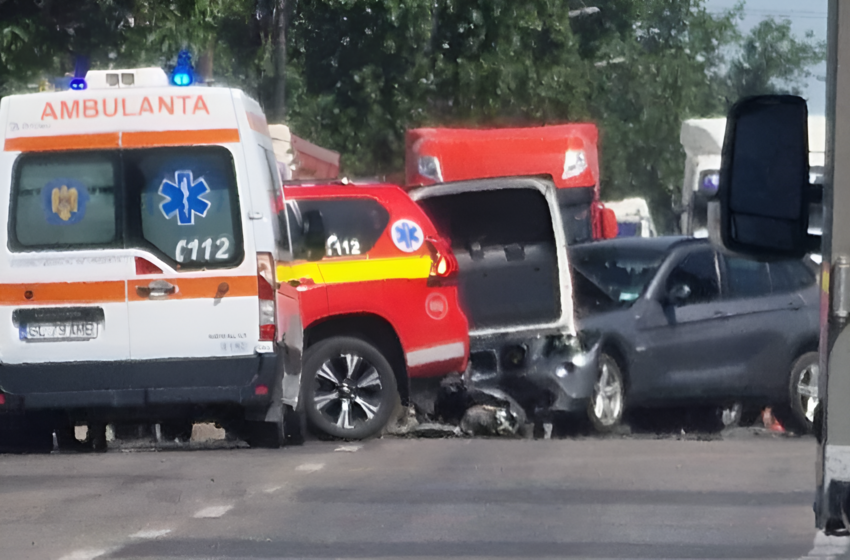  Trei copii si 4 adulti au ajuns la spital in urma unui accident produs in aceasta dupa-amiaza pe DN25
