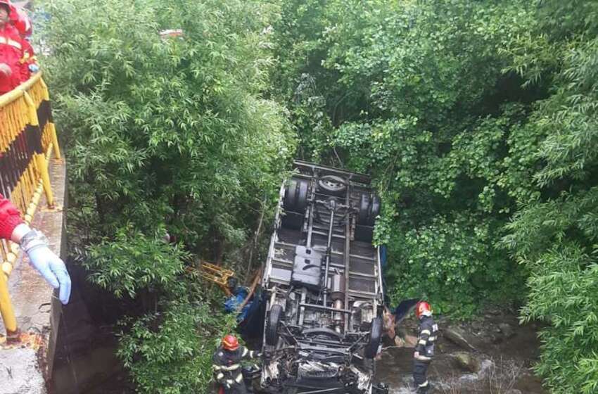  Un bărbat de 53 de ani a ajuns la spital după ce s-a răsturnat cu autoutilitara în albia unui pârâu
