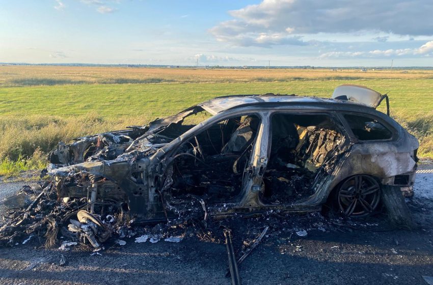  Un autoturism s-a făcut scrum în urma unui scurt-circuit electric pe șoseaua de centură a municipiului Rădăuți