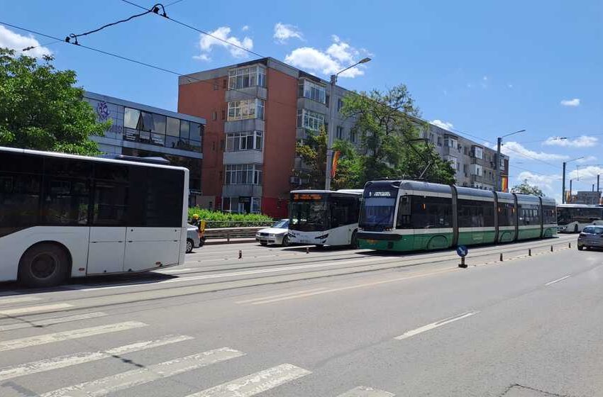  Trafic blocat în zona Nicolina în urma unui accident în care a fost implicat un autobuz al CTP Iasi