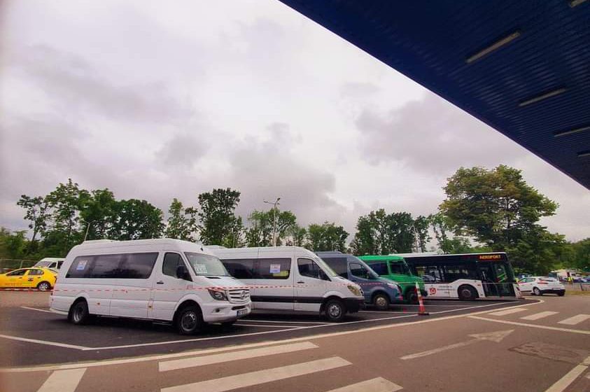  Zeci de amenzi în urma verificărilor făcute de polițiști printre transportatorii de la Aeroportul Iasi