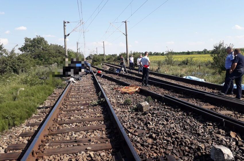  Doi copii și doi adulți au murit după ce mașina lor a fost lovita de tren