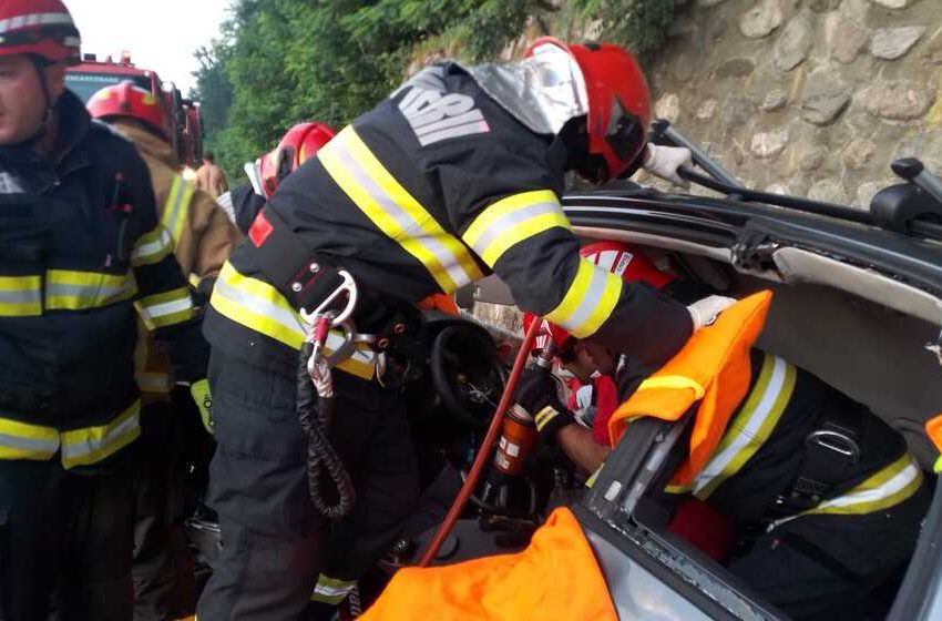  Doua persoane au fost ranite in urma coliziunii violente intre un TIR incarcat cu pepeni si un autoturism in aceasta dimineata pe DN 7