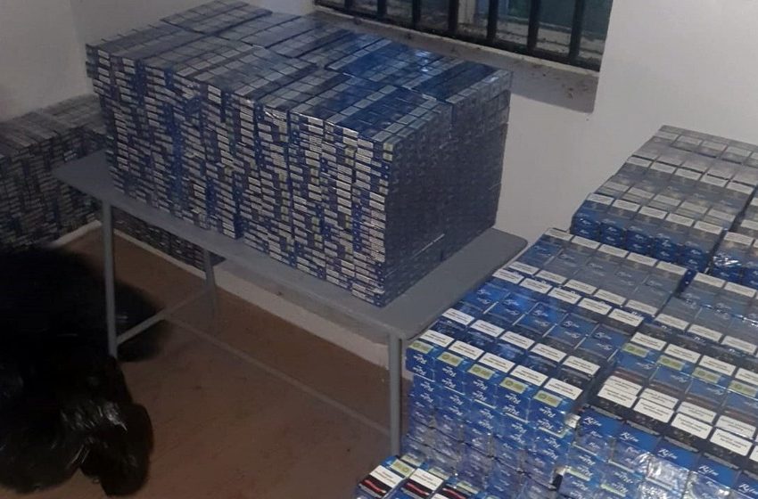  Peste 115.000 țigarete de contrabandă descoperite în plafonul modificat al unei remorci, în Albița