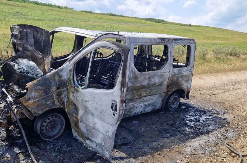  Un microbuz a luat foc pe o sosea din județul Iasi