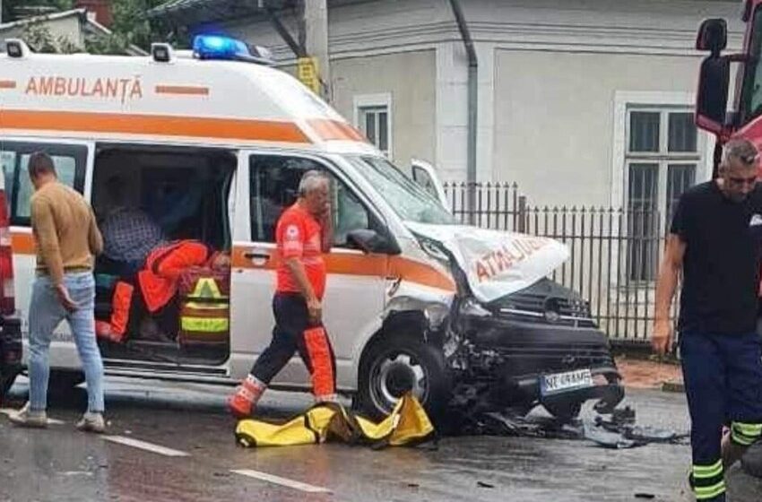  O ambulanta aflata in misiune a fost implicata intr-un accident in urma caruia 4 persoane au ajuns la spital