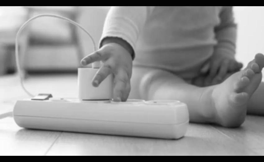  O fetiță de doar doi ani lăsată nesupravegheată s-a electrocutat la o priză din casa părinților ei