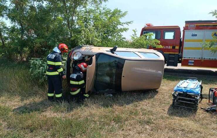  Un şofer de 85 de ani a ramas încarcerat după ce s-a răsturnat cu maşina pe un drum din comuna Drăguşeni