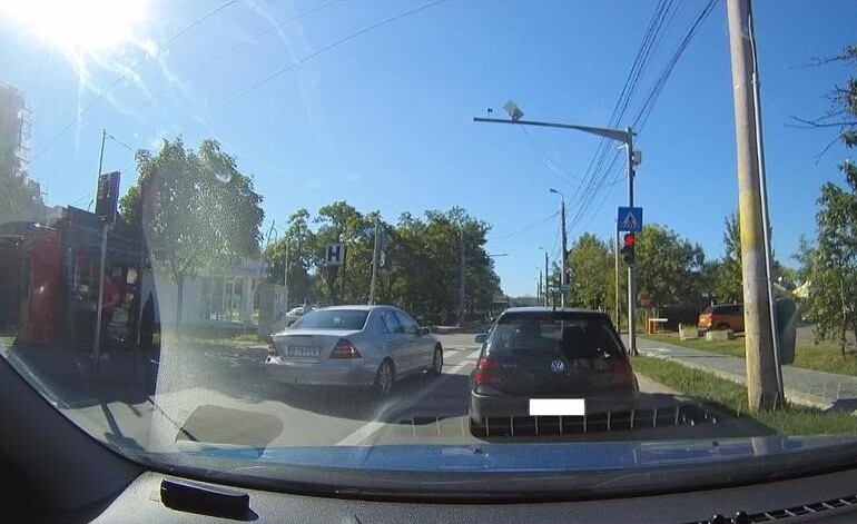  Video – Inconstienta unui sofer iesean ar fi putut produce o adevarata tragedie in trafic
