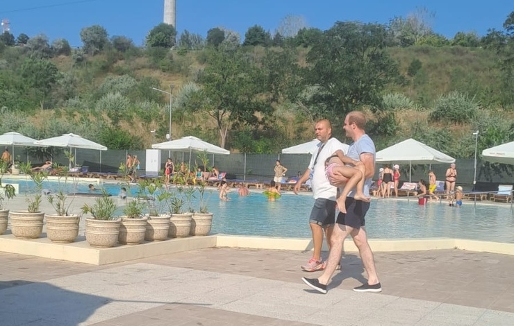  Un ieșean a reusit sa salveze o fetita de 7 ani care se inecase intr-o piscina din municipiul Galati