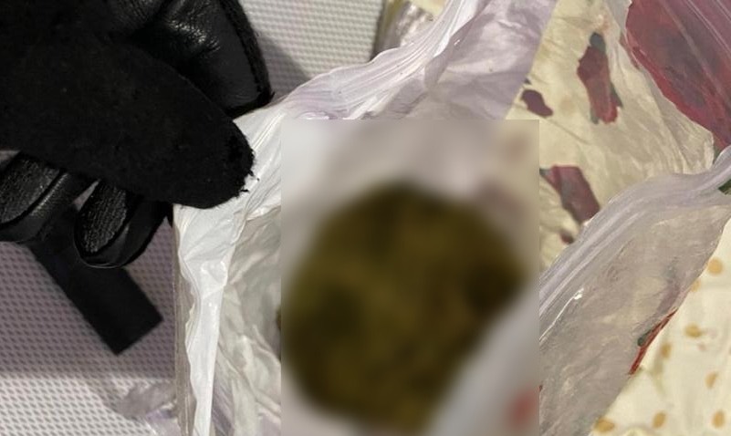  Trei persoane au fost arestate dupa ce o tanara de 16 a murit in urma consumului de substante interzise