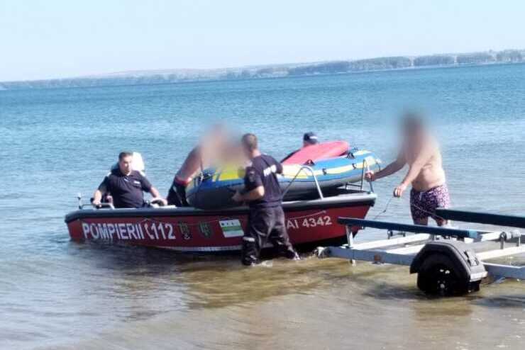  Un copil de 8 ani a fost salvat de la inec dupa ce salteaua pe care se afla a fost dusa de vant 2 kilometri