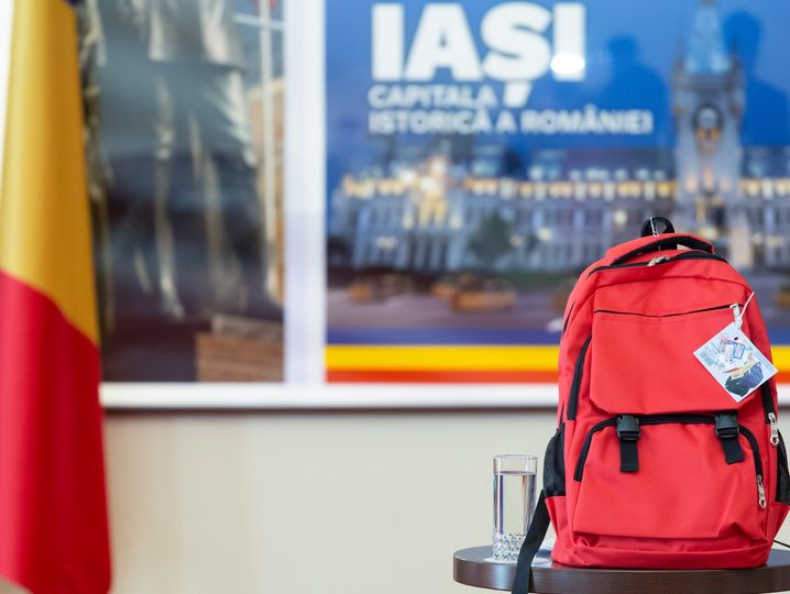  Peste 700 de copii din familii defavorizate ieșene vor primi ghiozdane și rechizite din partea primariei