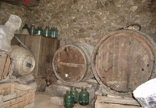  Un bătrân din Sculeni a ajuns în stare gravă la spital după ce a fost găsit inconștient în beciul casei sale