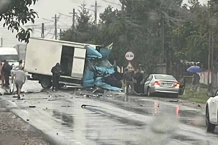  Tragedie pe „drumul morții” E85! O fată de 16 ani și-a pierdut și alte 3 persoane au ajuns la spital în urma unui accident produs în localitatea Tețcani