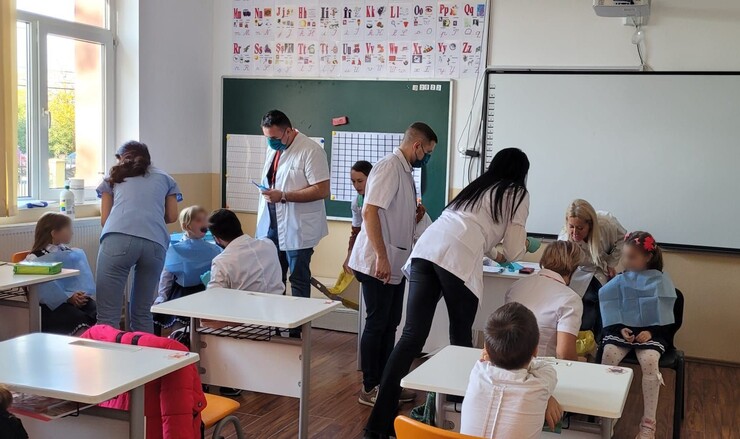  Peste 300 de unitati scolare din judetul Iasi vor fi implicate intr-un proiect de evaluare si si promovare a sanatatii orale la copiii