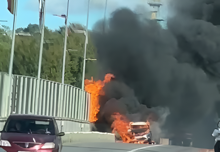  Un autoturism a ars ca o torta pe pasajul Octav Bancila din municipiul Iasi