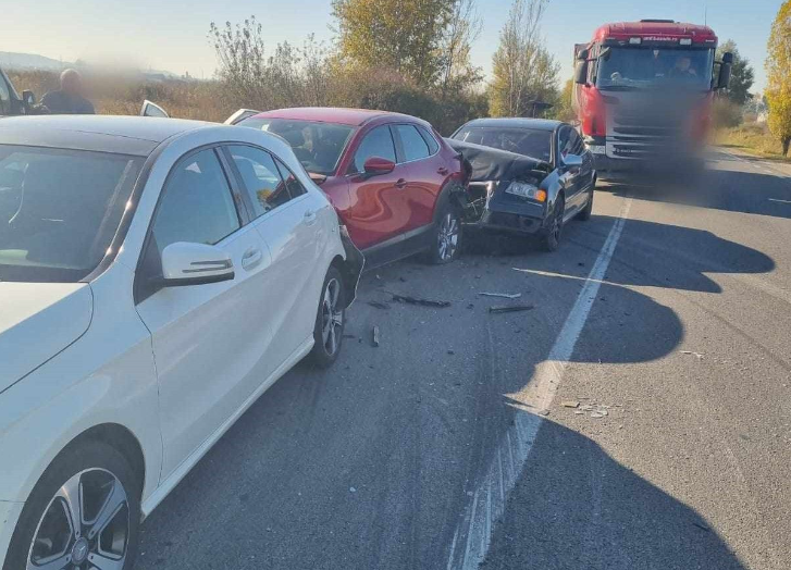  Doi copii si o femeie au fost raniti in urma unui accident in care au fost implicate 4 autoturisme produs pe DN 64