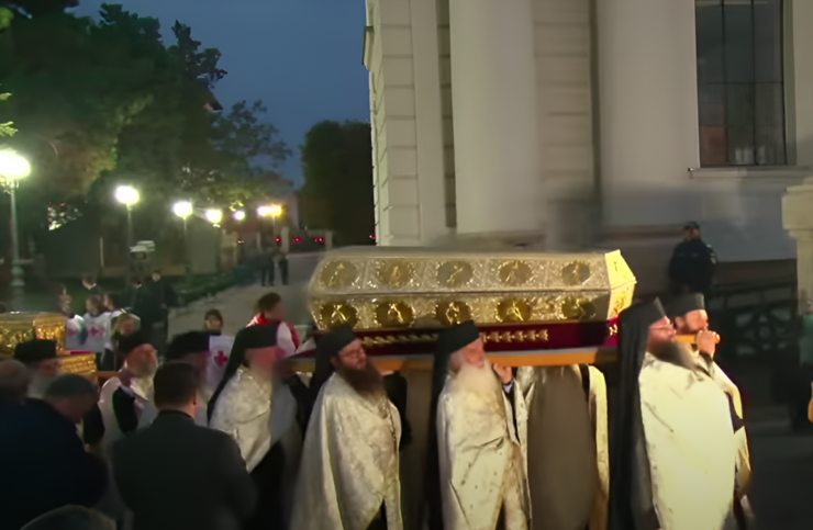  In aceasta seara racla cu moaştele Sfintei Cuvioase Parascheva va fi purtată în procesiunea „Calea Sfinţilor” pe străzile din centrul Iaşului