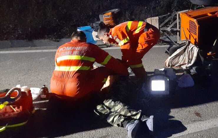  Accident in aceasta seara in localitatea Popesti! Un copil si un barbat au fost raniti dupa ce un motocultor cu remorca s-a rasturnat