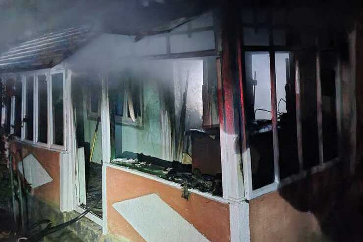  Un bărbat de 60 de ani care şi-a dat foc la casă noaptea trecuta a ajuns la spital cu arsuri