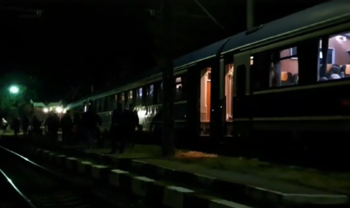  Din cauza unei defectiuni trenul Iasi-Bucuresti a stat ore intregi in camp