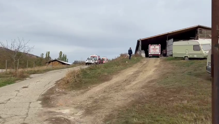  Trei persoane si-au pierdut viata in aceasta dimineata dupa ce planseul unei ferme agricole din judetul Bacau s-a daramat
