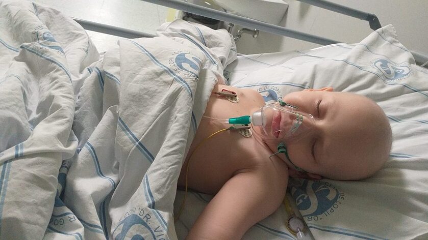  Estera, o fetita de doar 7 ani luptă de doi ani cu o formă agresivă de cancer care a recidivat