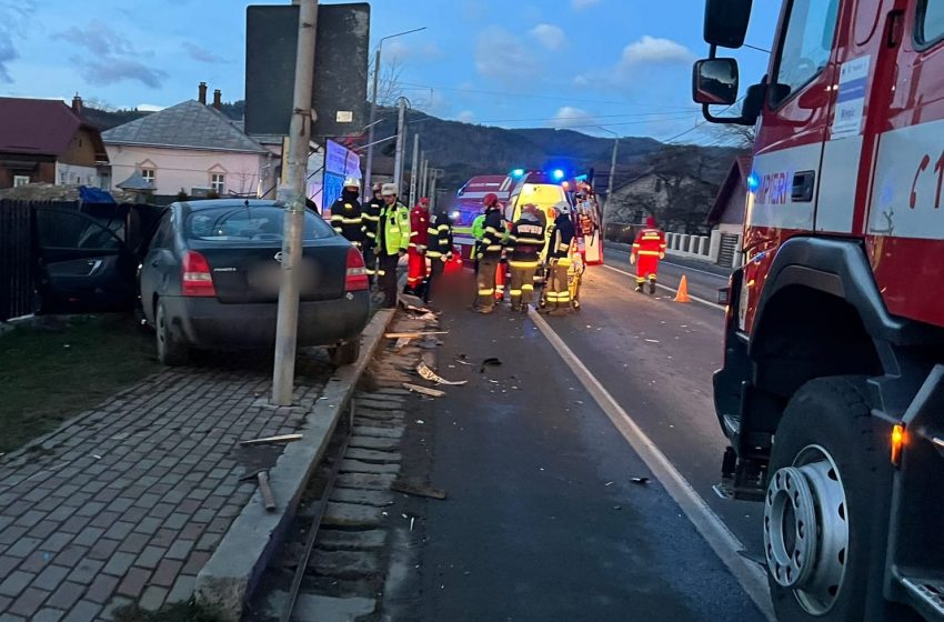  O tânără de 20 de ani a provocat un grav accident de circulație în aceasta dimineață în localitatea Bucșoaia