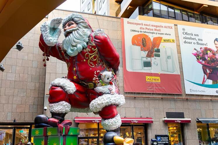  GALERIE FOTO: Sărbători la superlativ în Palas. Moș Crăciun, de peste 8 metri înălțime, și momente magice te așteaptă în inima orașului