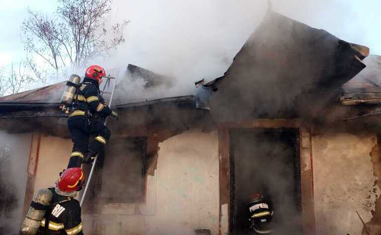  Un barbat de 54 de ani si-a pierdut viata in urma unui incendiu care i-a cuprins locuinta in aceasta dupa-amiaza
