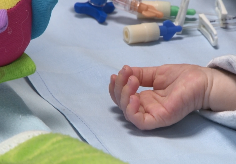  O fetita de 5 ani si-a pierdut viata si un baiat de 2 ani este in stare grava dupa ce bunica lor i-a spalat cu o solutie folosita la deparazitarea oilor