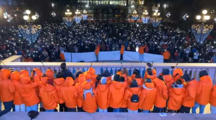  Preotul Dan Damaschin a adunat mii de ieseni pentru a cânta împreună colindul „O, ce veste minunată”