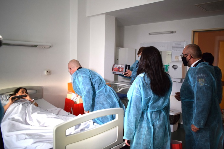 Pompierii ieșeni au dăruit cadouri mămicilor care au născut în noaptea de 24 spre 25 decembrie la Maternitatea „Cuza Voda” din Iasi