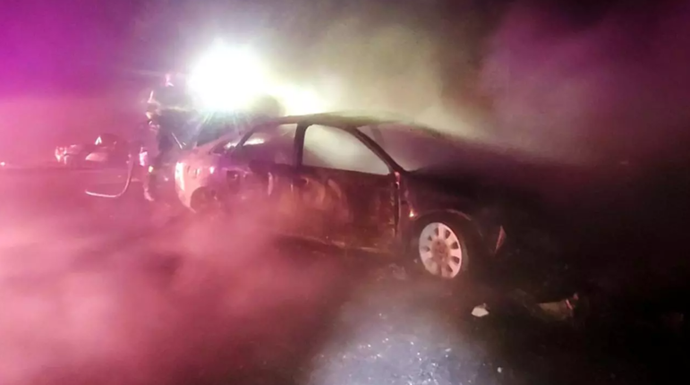  Patru persoane au ajuns la spital dupa ce trei mașini s-au ciocnit violent, iar una dintre ele a luat foc