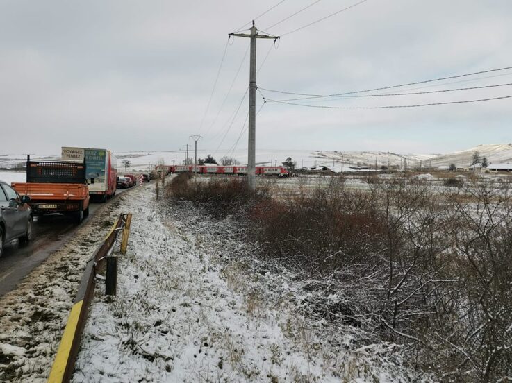  Accident feroviar în aceasta după-amiaza! Un autoturism a fost lovit de un tren la o trecere la nivel cu calea ferată