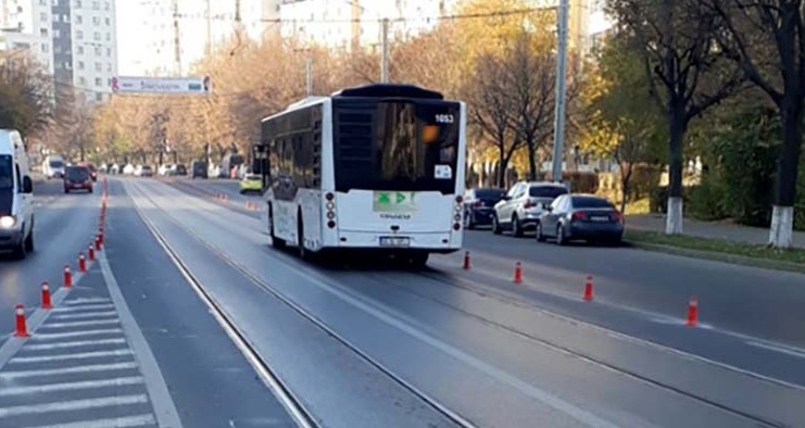  Banda unica de transport pe unul din cele mai aglomerate bulevarde din Iasi! Autoritatile cauta solutii pentru relocarea masinilor parcate in zona