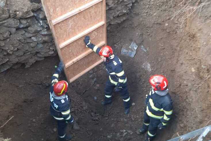  Un bărbat a fost îngropat sub un strat de 2 metri de pământ și piatră