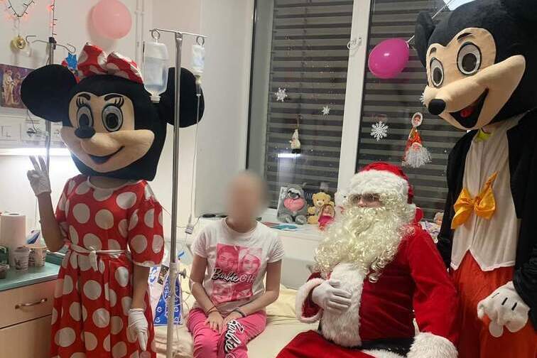  Copiii internati la Sectia de Oncologie a Spitalului „Sf.Maria” au fost vizitati de Mos Craciun