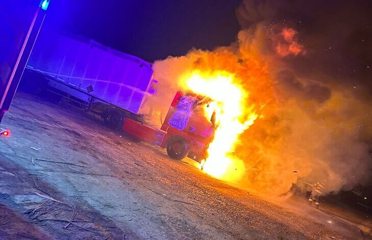  Trei autocamioane au fost distruse în urma unui incendiu produs noaptea trecută în municipiul Roman