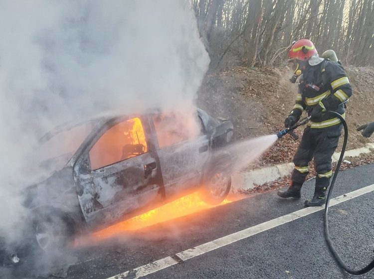  O mașină a luat foc în urma unui accident produs astazi